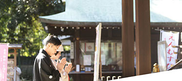 枯山水の飛び石を手を繋いで歩く新郎新婦