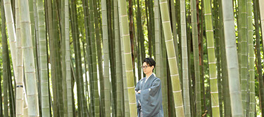 枯山水の飛び石を手を繋いで歩く新郎新婦